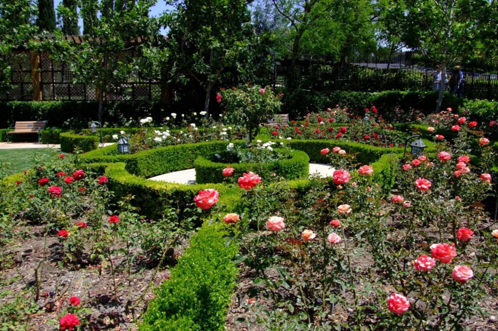 Gardens of the World: English Garden
